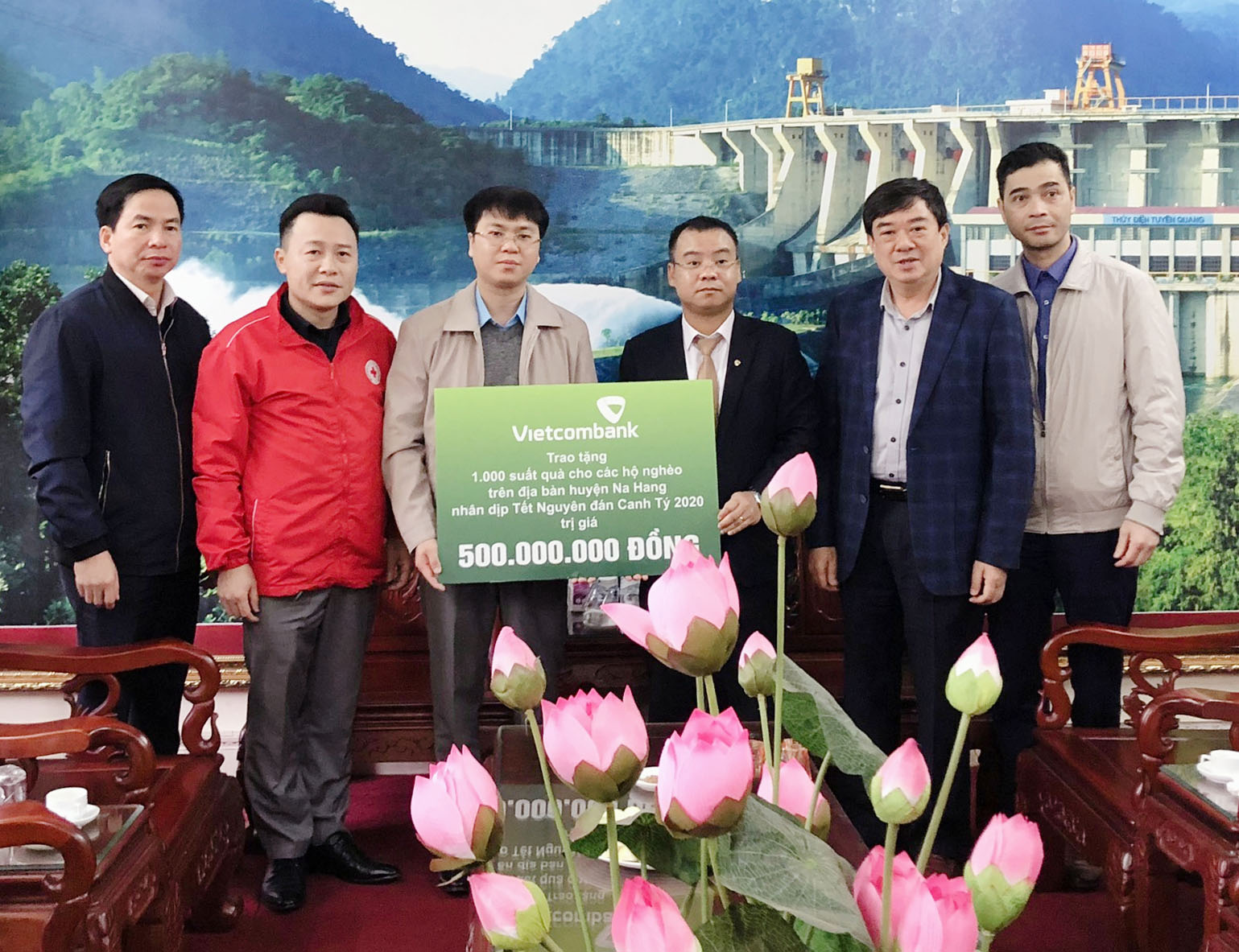Vietcombank Tuyên Quang thực hiện trao quà cho các hộ nghèo tại huyện Na Hang, tỉnh Tuyên Quang 