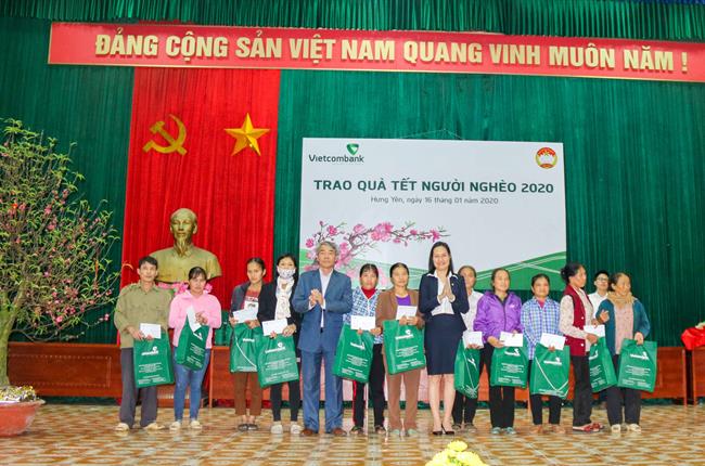 Vietcombank Phố Hiến chăm lo Tết Canh Tý 2020 cho người nghèo và nạn nhân chất độc da cam 
