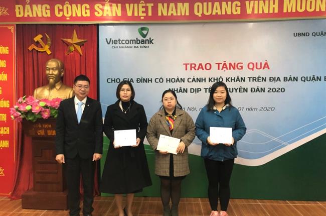 Vietcombank Ba Đình thực hiện các hoạt động an sinh xã hội nhân dịp Tết Canh Tý 2020