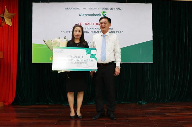 Vietcombank Tây Ninh trao thưởng giải Đặc biệt CTKM “Quẹt thẻ nội địa, Nhận quà đẳng cấp”