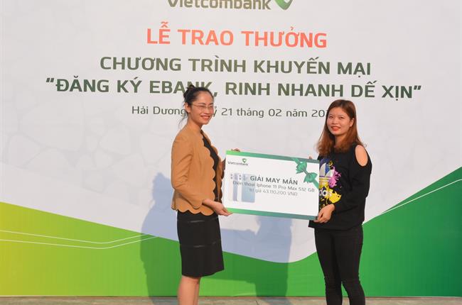 Vietcombank Hải Dương trao giải thưởng chương trình “Đăng ký Ebank– Rinh nhanh xế xịn”
