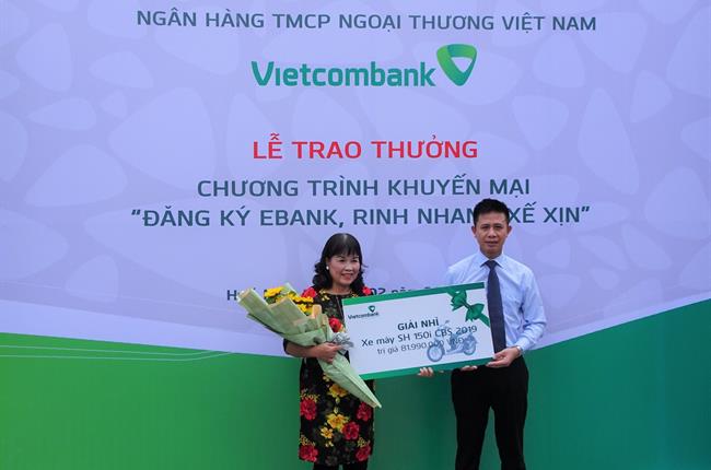 Vietcombank Huế tổ chức Lễ trao thưởng Chương trình khuyến mại “Đăng ký Ebank - Rinh nhanh xế xịn”