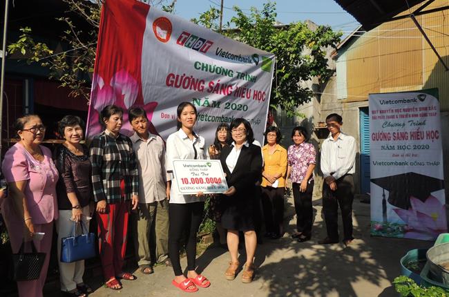 Vietcombank Đồng Tháp trao học bổng Gương sáng hiếu học tháng 02 năm 2020