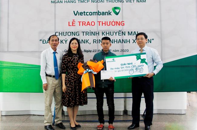 Vietcombank Quảng Ngãi trao thưởng Chương trình “Đăng ký Ebank - Rinh nhanh xế xịn”