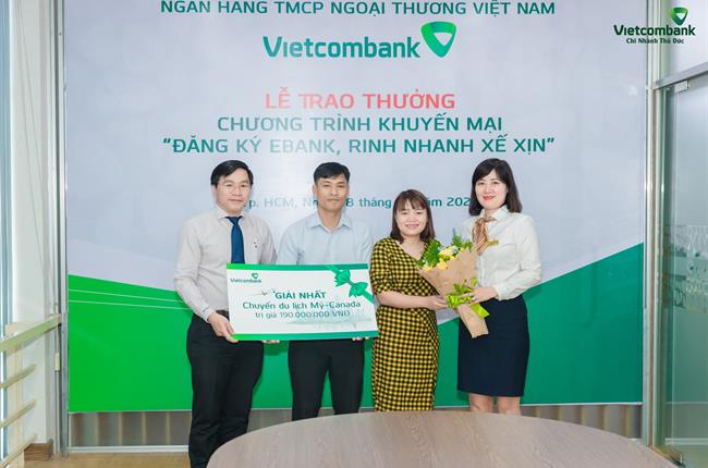 Vietcombank Thủ Đức trao giải cho khách hàng may mắn trong chương trình “Đăng ký Ebank – Rinh nhanh xế xịn”