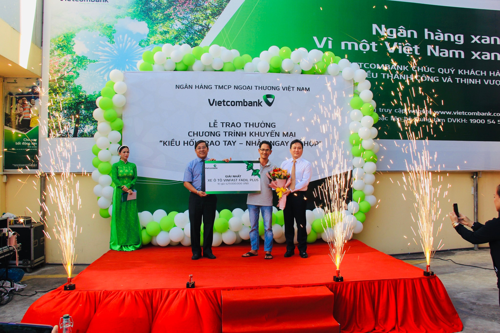 Vietcombank Sóc Trăng trao giải Nhất chương trình “Kiều hối trao tay – Nhận ngay xế hộp” và hỗ trợ nhóm thiện nguyện sản xuất dung dịch sát khuẩn chống dịch Covid – 19