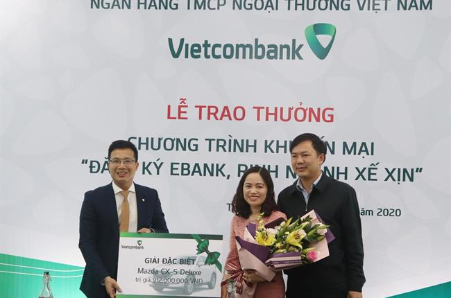 Vietcombank Nghi Sơn trao giải Đặc biệt chương trình “Đăng ký Ebank- Rinh nhanh xế xịn”  là xe ô-tô Mazda CX5 cho khách hàng trúng giải