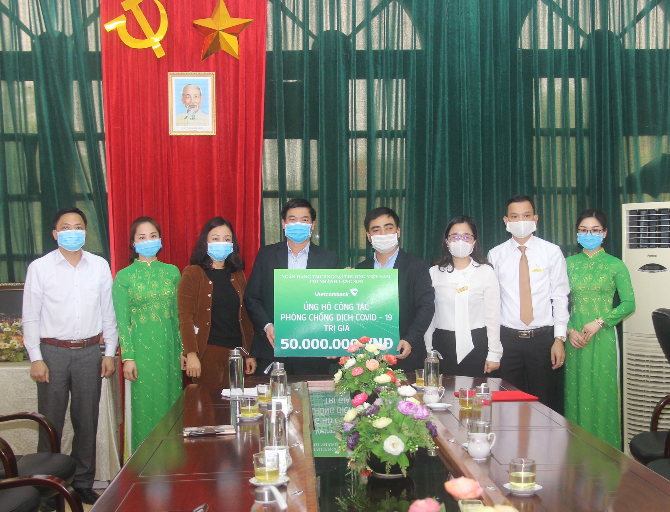 Vietcombank Lạng Sơn đi đầu ủng hộ công tác phòng chống dịch Covid-19