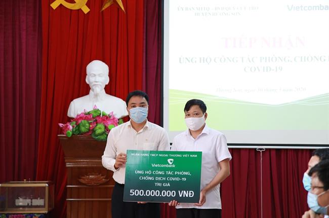 Vietcombank Hà Tĩnh trao ủng hộ 1 tỷ đồng phòng chống dịch Covid - 19