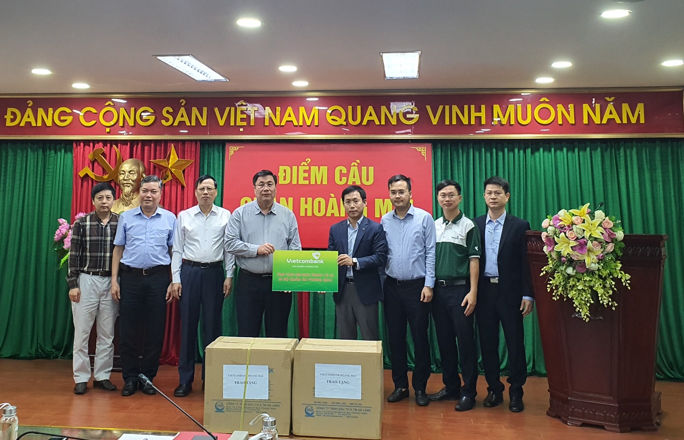 Vietcombank Hoàng Mai tiếp sức đội ngũ y tế tuyến đầu chống dịch bệnh Covid-19
