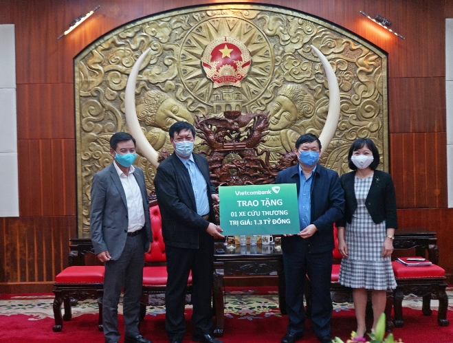 Vietcombank tặng 01 xe cứu thương, 02 máy siêu âm màu hỗ trợ công tác chống dịch Covid-19 tại tỉnh Hưng Yên