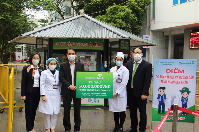Vietcombank Bắc Giang chung tay cùng ngành y tế địa phương phòng chống dịch Covid -19