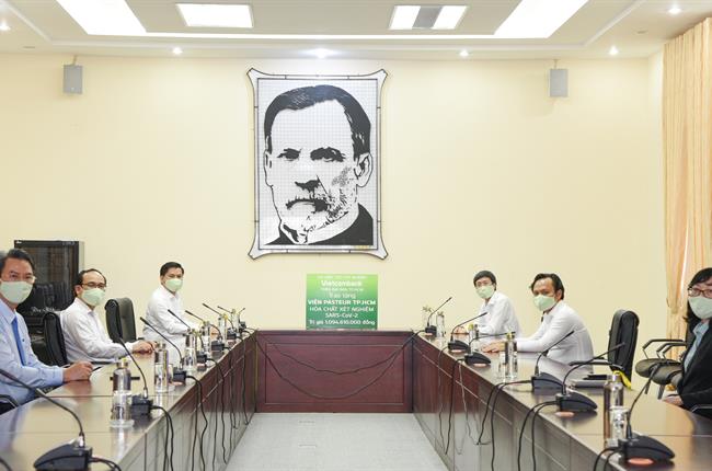11 chi nhánh Vietcombank trên địa bàn Tp. Hồ CHí Minh trao tặng hóa chất xét nghiệm Sars-CoV-2  trị giá gần 1,2 tỷ đồng cho Viện Pasteur Tp. HCM 