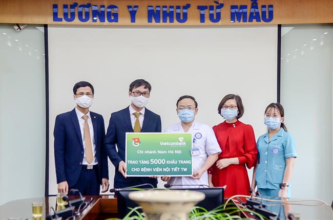 Đoàn thanh niên Vietcombank Nam Hà Nội tặng Bệnh viện Nội tiết Trung ương 5.000 khẩu trang y tế