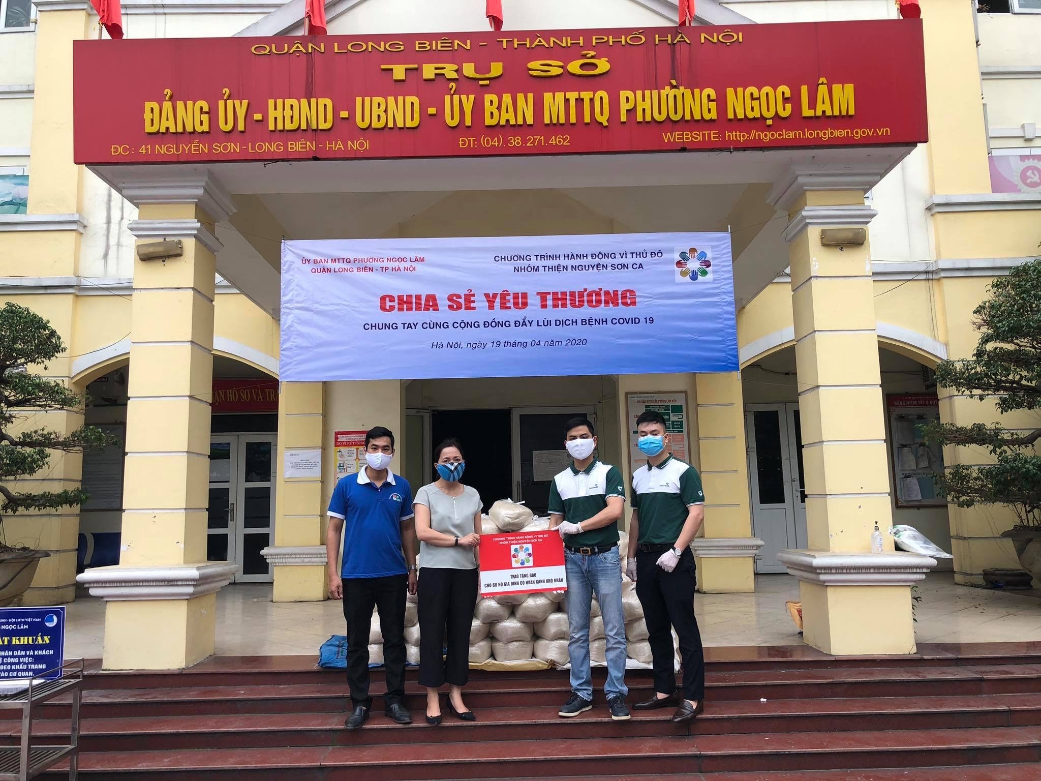 Đoàn viên Vietcombank tự nguyện quyên góp gạo hỗ trợ các gia đình có hoàn cảnh khó khăn bị ảnh hưởng bởi dịch bệnh Covid 19
