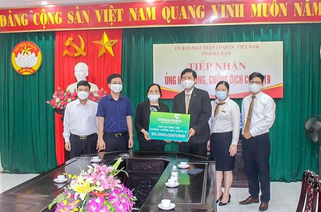 Vietcombank Hà Nam ủng hộ 90 triệu đồng cho công tác phòng chống dịch covid-19 và hạn hán xâm nhập mặn tại các tỉnh Đồng bằng sông Cửu Long