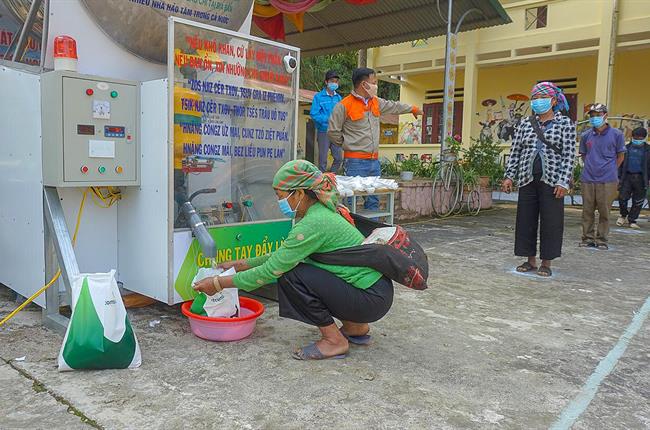 Vietcombank Lào Cai phối hợp với Trường Cao đẳng Lào Cai chế tạo và đưa “ ATM gạo” lưu động đến với đồng bào khó khăn xã Liên Minh, thị xã Sapa 