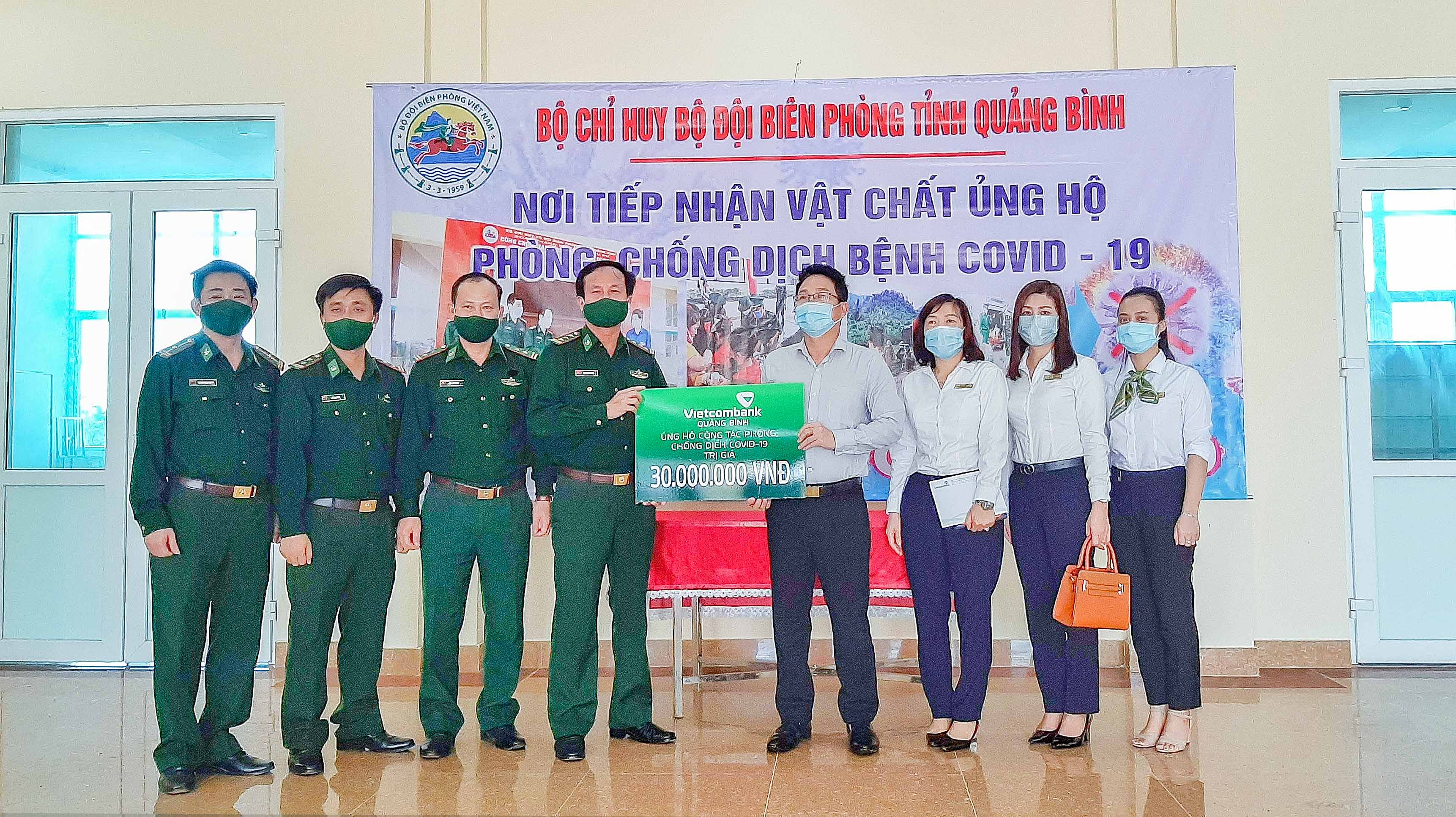 Vietcombank Quảng Bình ủng hộ 60 triệu đồng hỗ trợ Bệnh viện Hữu nghị Việt Nam – Cu Ba Đồng Hới và Bộ Chỉ huy Bộ đội Biên phòng tỉnh Quảng Bình chống dịch Covid – 19