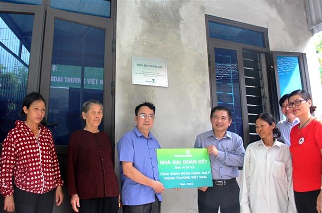 Lễ bàn giao 11 căn nhà đại đoàn kết trị giá 550 triệu đồng tại tỉnh Hà Nam do Vietcombank tài trợ