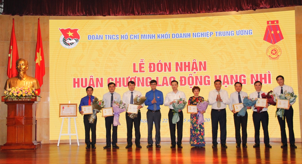 Lãnh đạo Vietcombank vinh dự nhận Kỷ niệm chương “Vì thế hệ trẻ” tại Lễ đón nhận Huân chương Lao động hạng Nhì do Đoàn Khối Doanh nghiệp Trung ương tổ chức