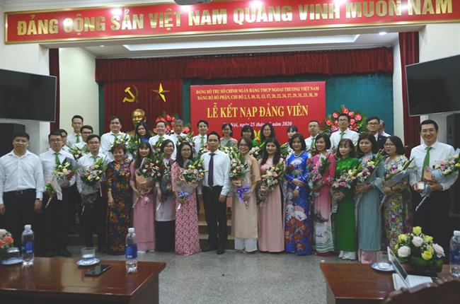 Đảng ủy TSC Vietcombank tổ chức kết nạp 29 đảng viên mới tại Khu di tích Chủ tịch Hồ Chí Minh  