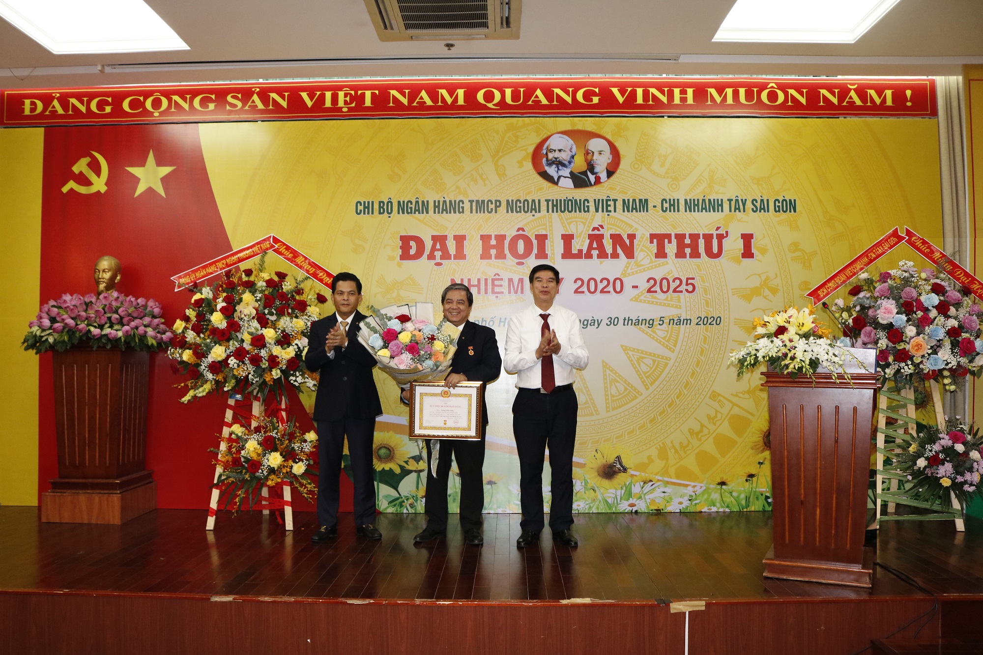 Vietcombank Tây Sài Gòn tổ chức Lễ trao tặng huy hiệu 30 năm tuổi Đảng 