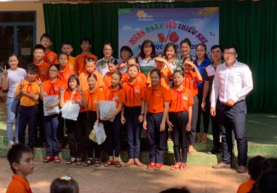 Đoàn cơ sở Vietcombank Đắk Lắk tặng quà Tết thiếu nhi cho các em học sinh nghèo khuyết tật 
