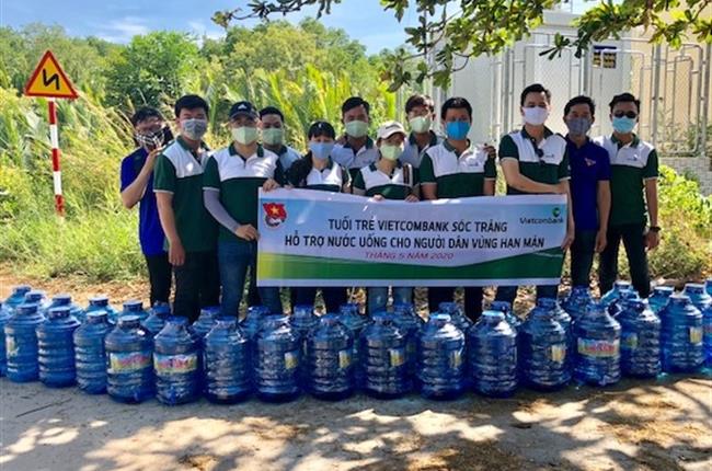 Chi đoàn Vietcombank Sóc Trăng thực hiện mô hình hỗ trợ nước uống cho nông dân
