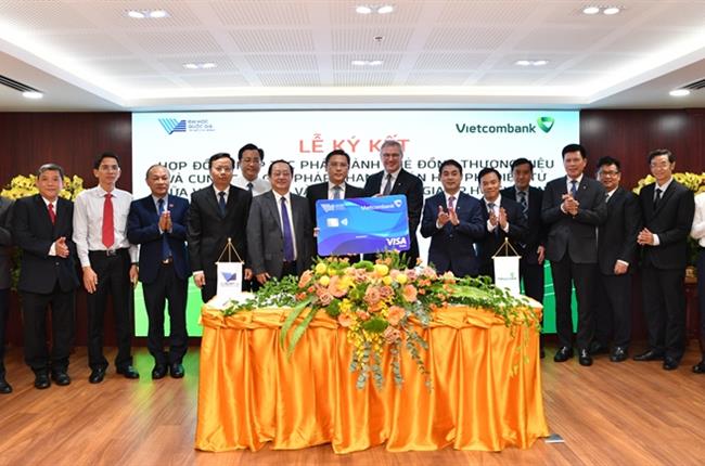 Lễ kí kết Hợp đồng hợp tác phát hành thẻ Đồng thương hiệu và cung cấp giải pháp thanh toán học phí điện tử giữa Vietcombank và Đại học Quốc gia Tp. Hồ Chí Minh