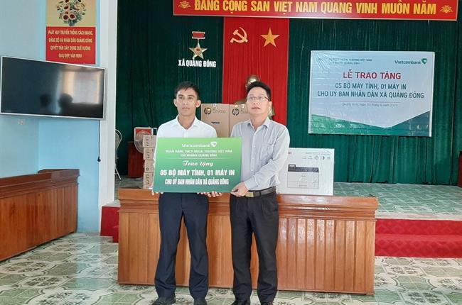 Vietcombank Quảng Bình trao tặng 05 bộ máy vi tính và 01 máy in cho UBND xã Quảng Đông