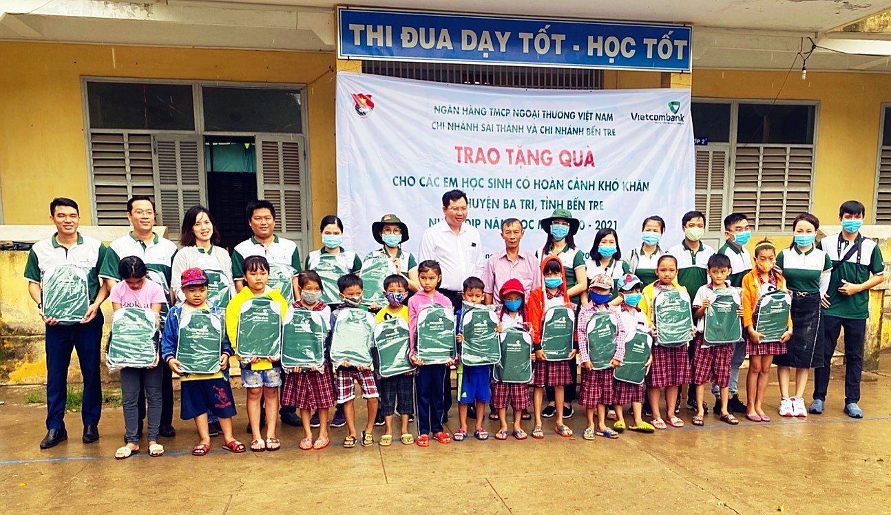 Vietcombank Sài Thành và Vietcombank Bến Tre tặng quà cho các em học sinh có hoàn cảnh khó khăn tại huyện Ba Tri, tỉnh Bến Tre