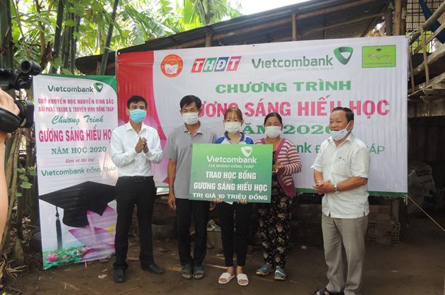 Vietcombank Đồng Tháp trao học bổng gương sáng hiếu học tháng 8