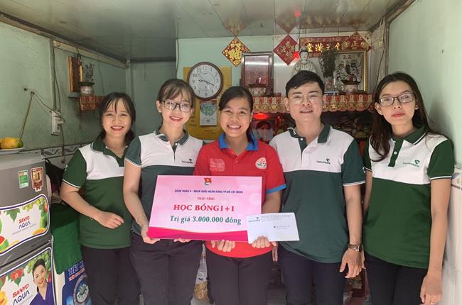 Đoàn thanh niên Vietcombank Sài Thành và Đoàn khối Ngân hàng TP.Hồ Chí Minh trao tặng học bổng thường niên cho học sinh nghèo vượt khó học giỏi