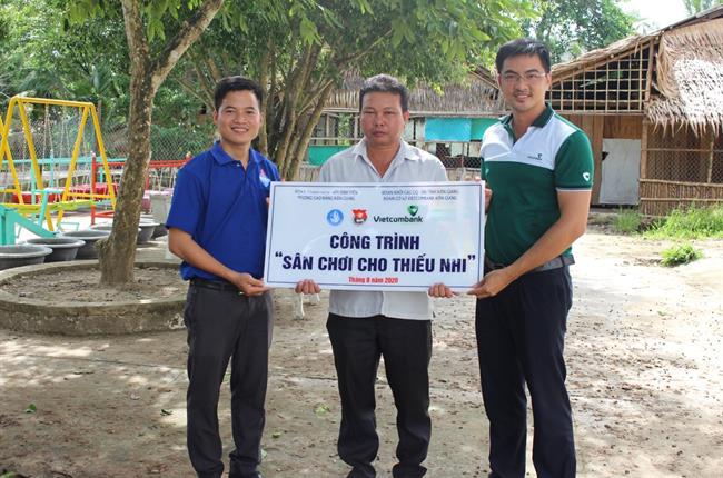 Đoàn cơ sở Vietcombank Kiên Giang trao tặng công trình “Sân chơi thiếu nhi” cho học sinh trường tiểu học Vĩnh Hòa Hưng Bắc 2