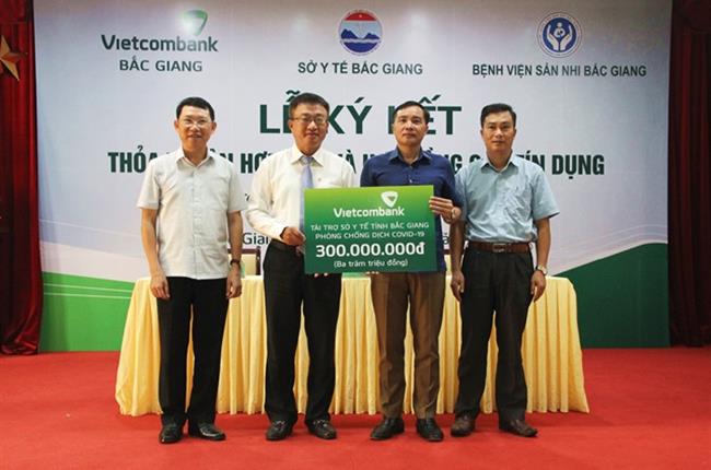Vietcombank Bắc Giang ký kết thỏa thuận hợp tác toàn diện và ủng hộ 300 triệu đồng cho Sở Y tế Bắc Giang thực hiện công tác chống dịch COVID – 19