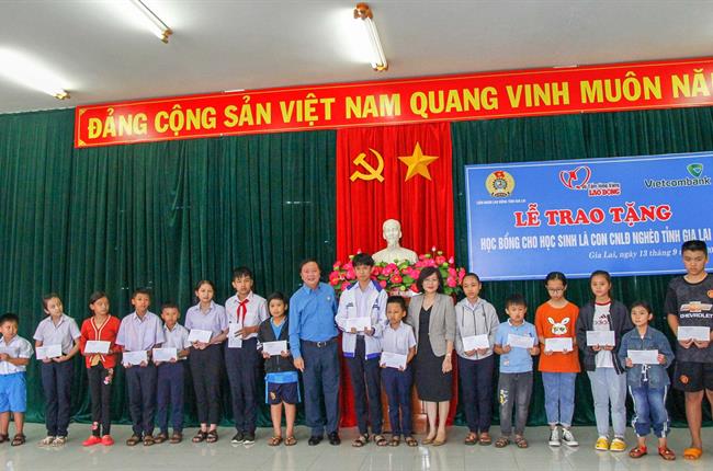 Vietcombank Gia Lai trao tặng 20 suất học bổng với tổng trị giá 20 triệu đồng cho học sinh con Công nhân lao động nghèo tỉnh Gia Lai