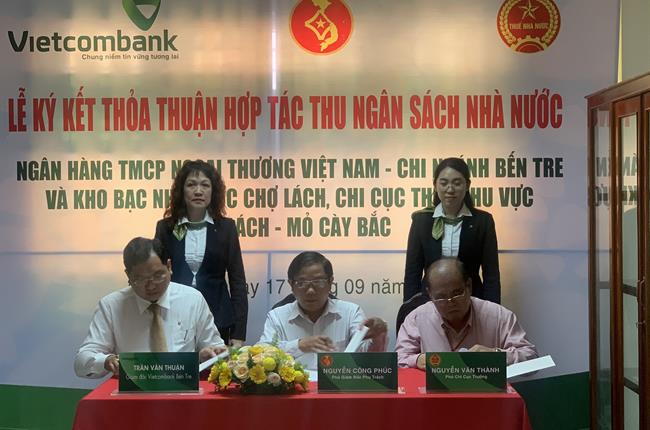 Vietcombank Bến Tre ký kết thỏa thuận hợp tác thu ngân sách nhà nước với KBNN Chợ Lách, Chi cục Thuế khu vực Chợ Lách – Mỏ Cày Bắc 