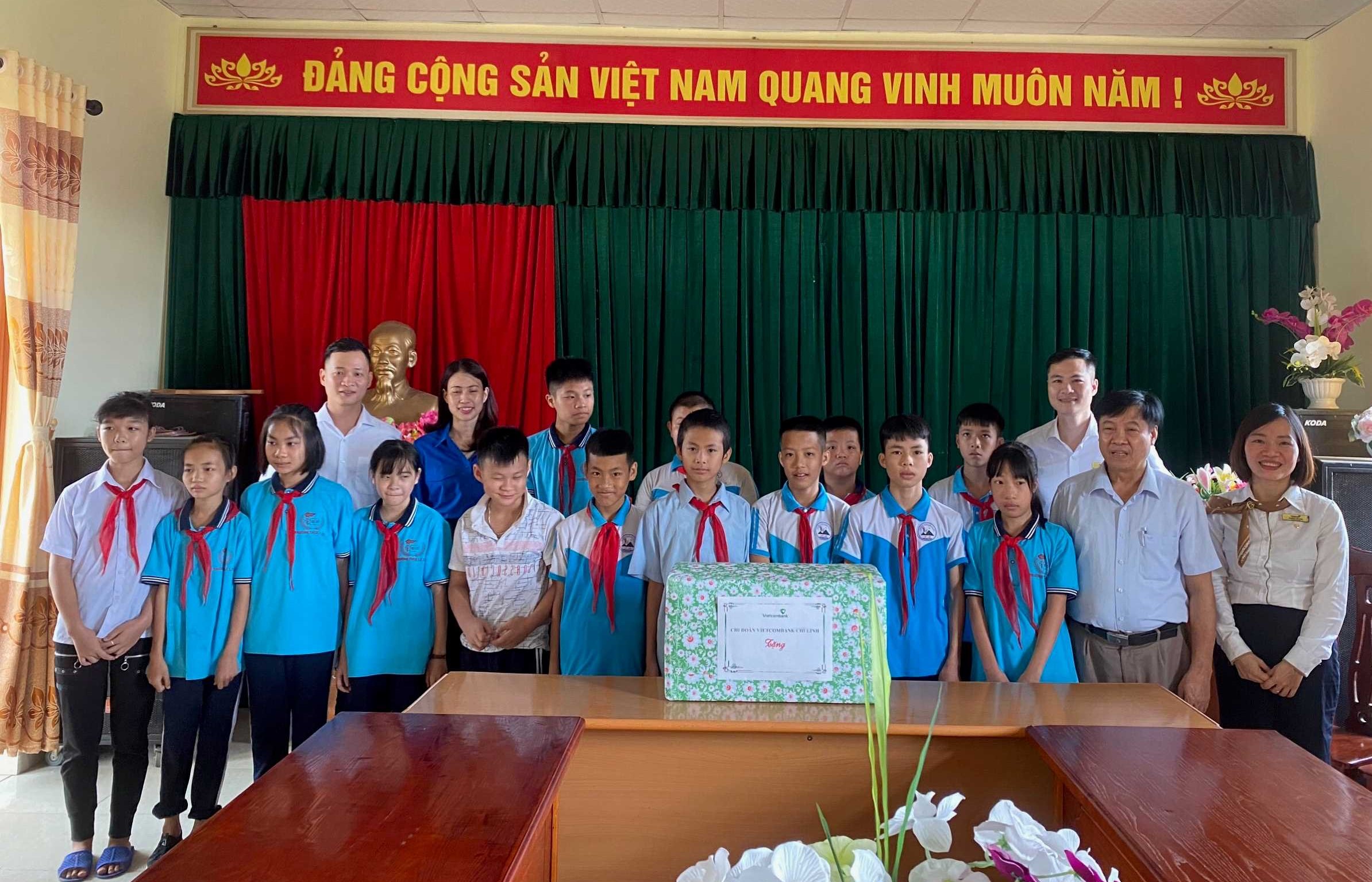 Vietcombank Chí Linh trao quà Trung thu cho trẻ em nghèo