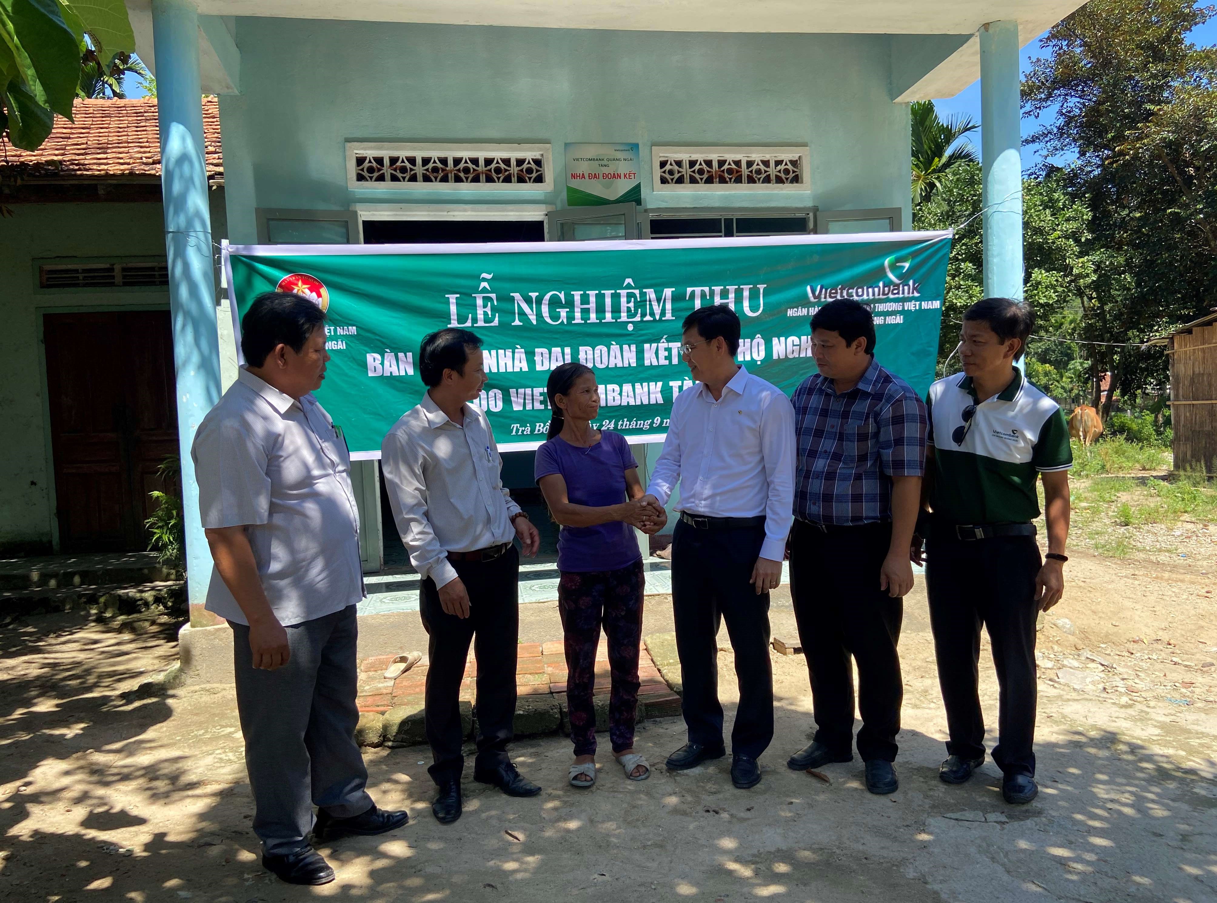 Vietcombank Quảng Ngãi bàn giao nhà Đại đoàn kết cho hộ nghèo 2 huyện Trà Bồng và Sơn Tây 