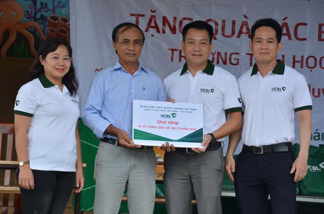 Công ty Cho thuê tài chính Vietcombank tặng quà học sinh tiểu học tỉnh An Giang 