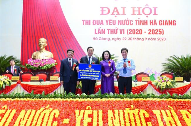 Vietcombank tặng 500 triệu đồng xây dựng 10 căn nhà tình nghĩa cho gia đình chính sách tại tỉnh Hà Giang.