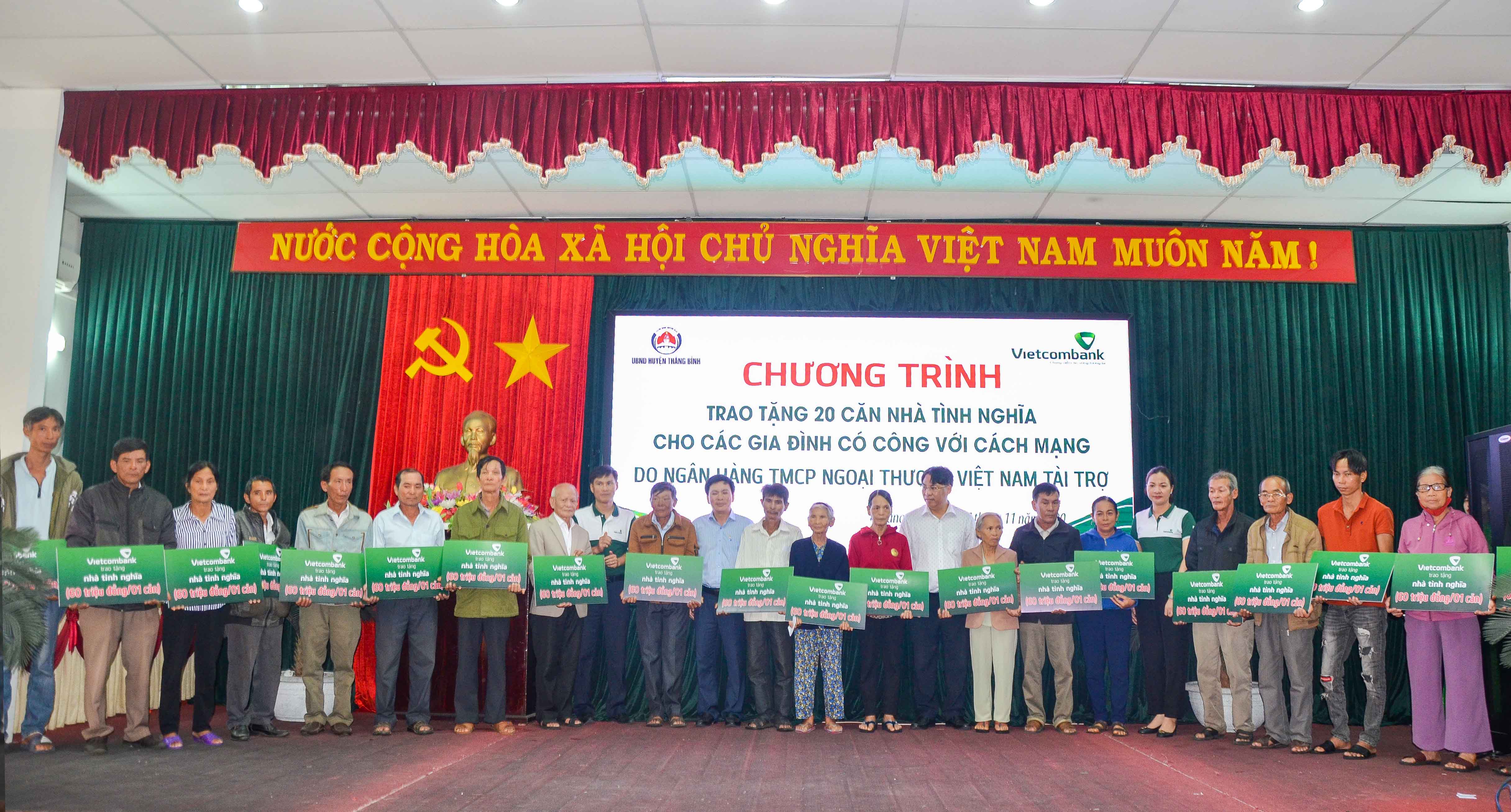 Vietcombank Quảng Nam trao tặng 1,2 tỷ đồng xây dựng 20 căn nhà tình nghĩa tại huyện Thăng Bình, tỉnh Quảng Nam 