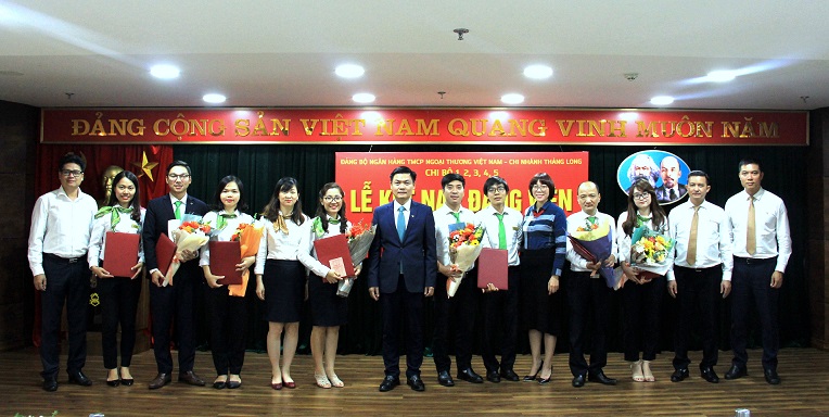 Vietcombank Thăng Long kết nạp 8 đảng viên mới