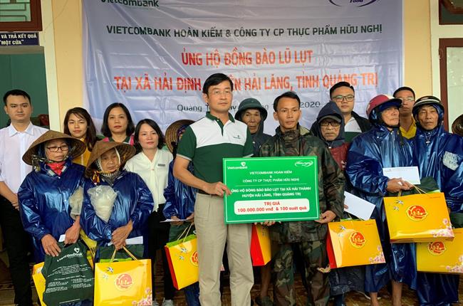 Vietcombank Hoàn Kiếm trao quà ủng hộ đồng bào bị ảnh hưởng lũ lụt tại tỉnh Quảng Bình, Quảng Trị
