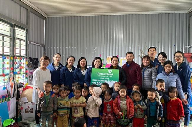 Vietcombank Chí Linh tổ chức chương trình từ thiện trao tặng quà cho học sinh nghèo vùng cao