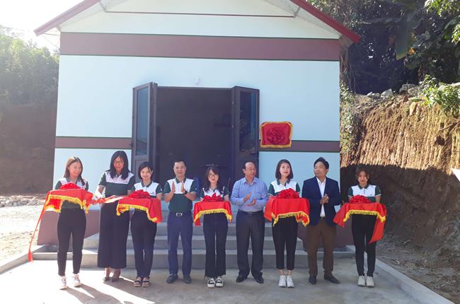 Đoàn Thanh niên Vietcombank TSC phối hợp với Vietcombank Hòa Bình trao tặng nhà nhân ái