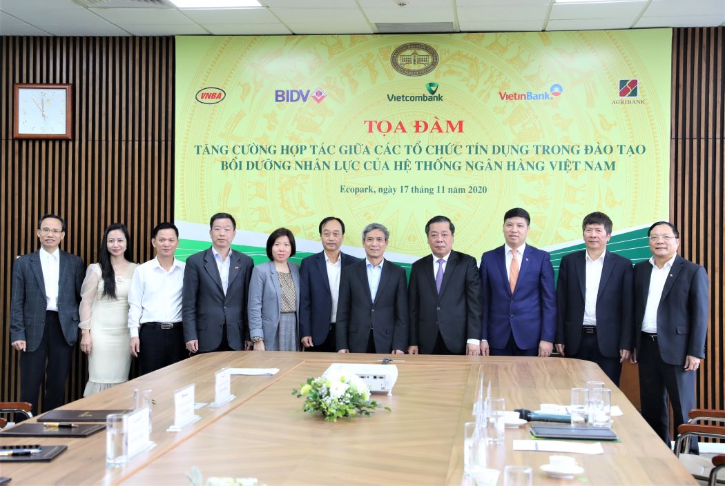 Vietcombank đăng cai tổ chức Tọa đàm “Tăng cường hợp tác giữa các tổ chức tín dụng trong đào tạo, bồi dưỡng nhân lực của hệ thống ngân hàng Việt Nam”