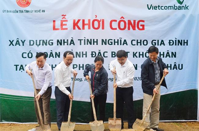 Vietcombank Vinh tài trợ xây dựng đường giao thông và nhà tình nghĩa ở Nghệ An