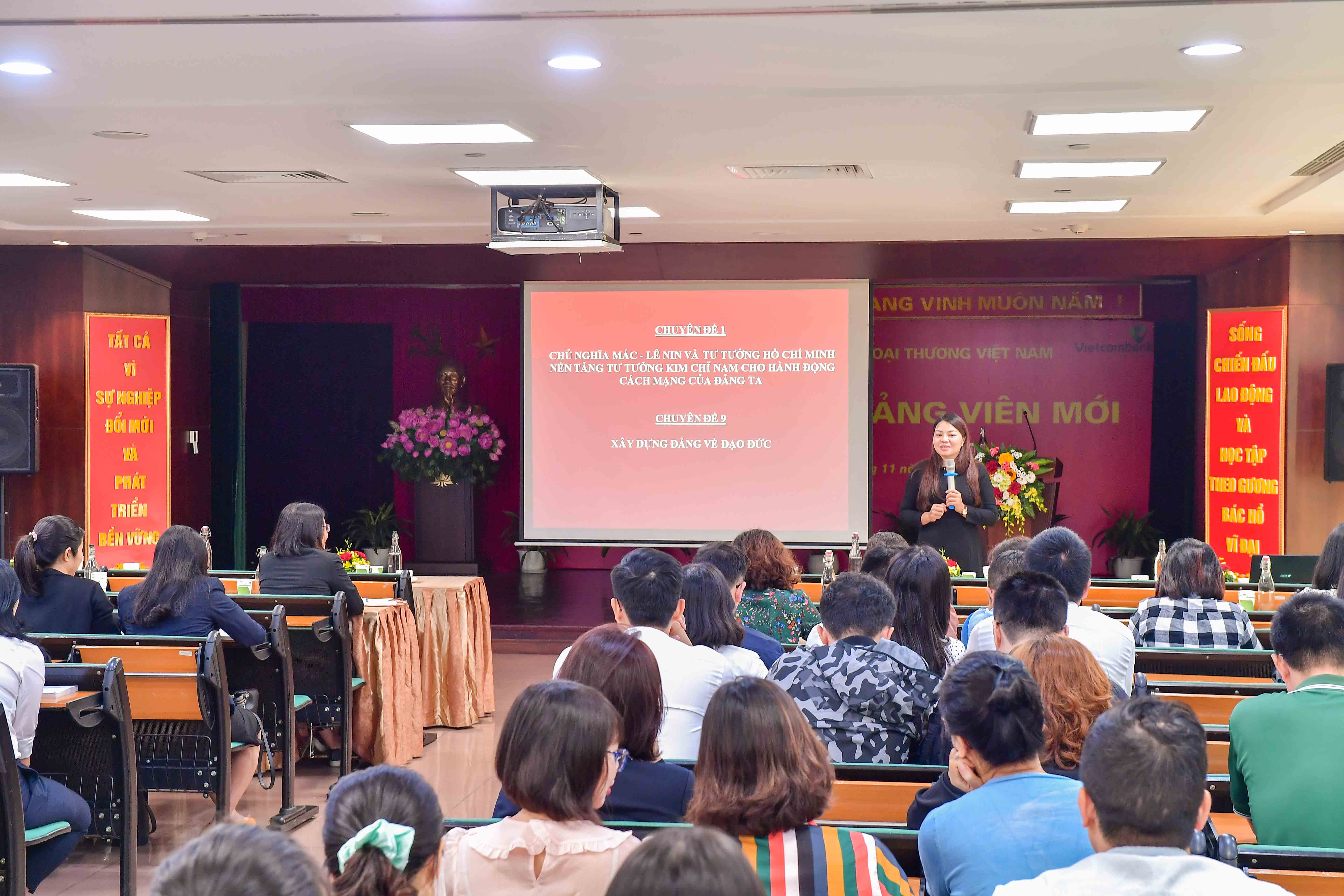 Đảng ủy Vietcombank tổ chức Lớp bồi dưỡng cho đảng viên mới