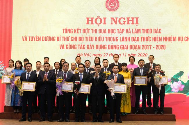 Đảng ủy Khối Doanh nghiệp Trung ương tặng bằng khen vinh danh nhiều tập thể, cá nhân tiêu biểu xuất sắc thuộc Đảng bộ Vietcombank 